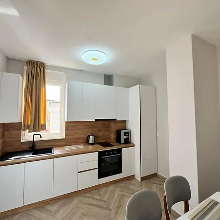 R Apartman *